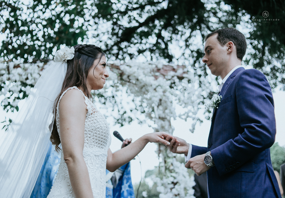 casamento rustico no campo de dia com cerimonia no jardim do sao vicente golf club noiva linda e classica com vestido de renda sem brilho e noivo de terno azul