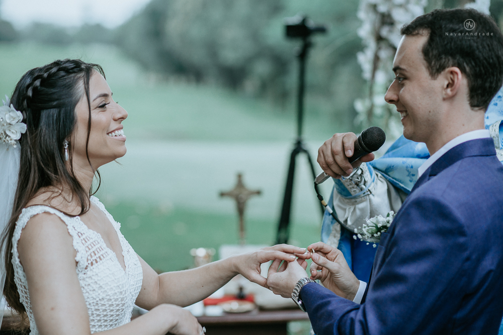 casamento rustico no campo de dia com cerimonia no jardim do sao vicente golf club noiva linda e classica com vestido de renda sem brilho e noivo de terno azul