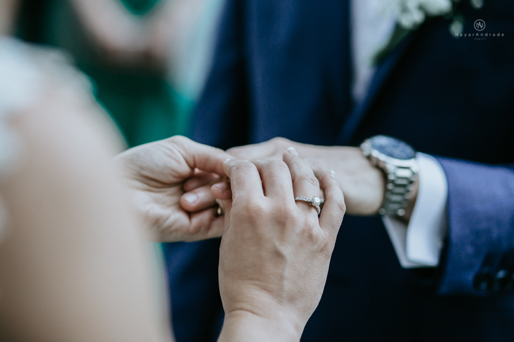 casamento rustico no campo de dia com cerimonia no jardim do sao vicente golf club noiva linda e classica com vestido de renda sem brilho e noivo de terno azul