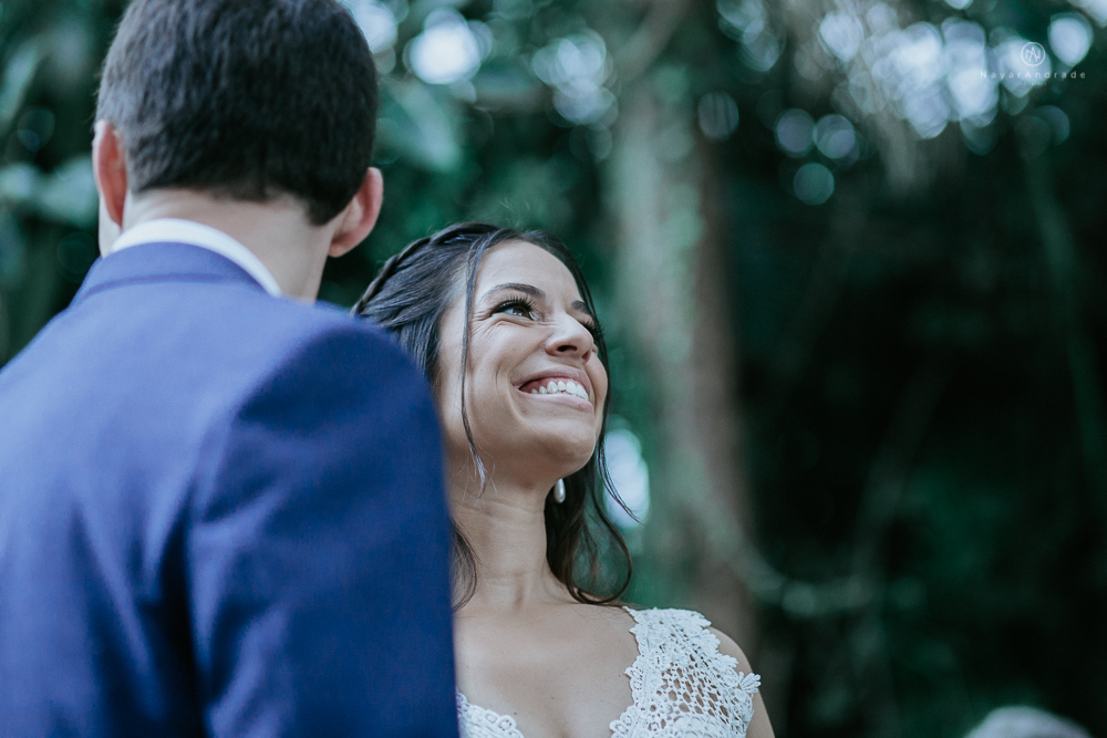 casamento rustico no campo de dia com cerimonia no jardim do sao vicente golf club noiva linda e classica com vestido de renda sem brilho e noivo de terno azul