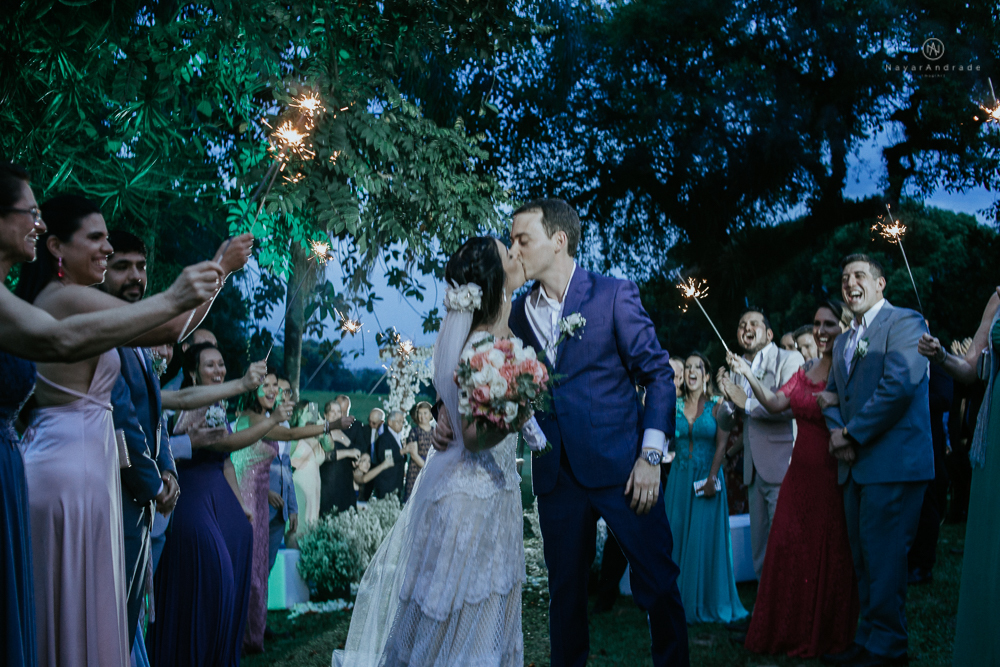 casamento rustico no campo de dia com cerimonia no jardim do sao vicente golf club noiva linda e classica com vestido de renda sem brilho e noivo de terno azul