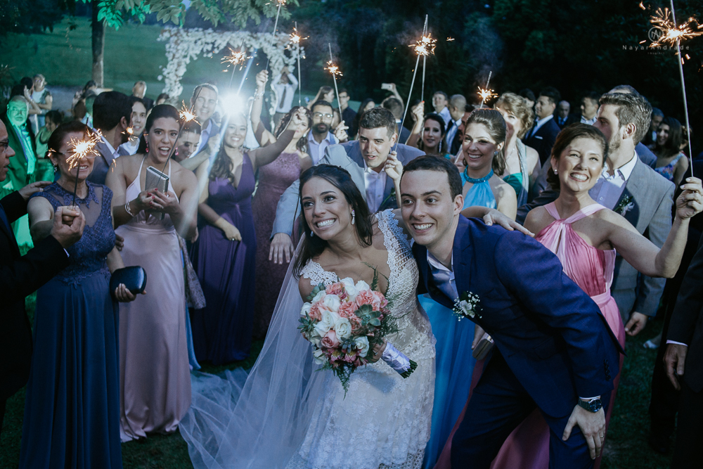 casamento rustico no campo de dia com cerimonia no jardim do sao vicente golf club noiva linda e classica com vestido de renda sem brilho e noivo de terno azul