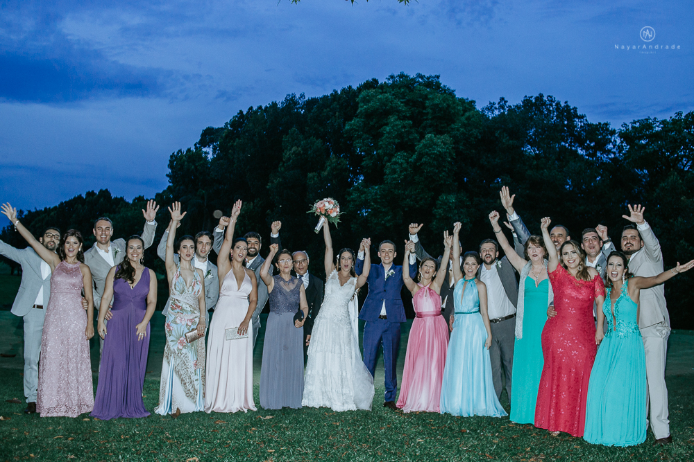 casamento rustico no campo de dia com cerimonia no jardim do sao vicente golf club noiva linda e classica com vestido de renda sem brilho e noivo de terno azul