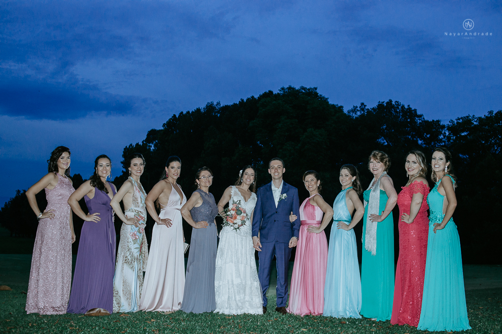 casamento rustico no campo de dia com cerimonia no jardim do sao vicente golf club noiva linda e classica com vestido de renda sem brilho e noivo de terno azul