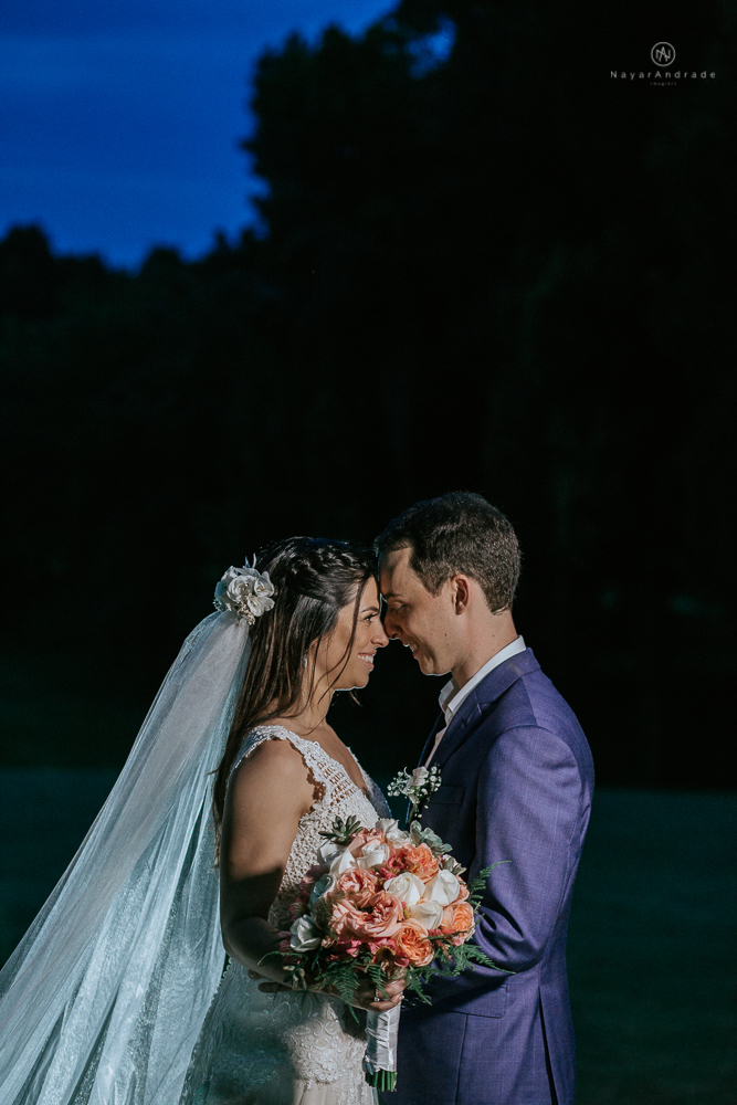casamento rustico no campo de dia com cerimonia no jardim do sao vicente golf club noiva linda e classica com vestido de renda sem brilho e noivo de terno azul