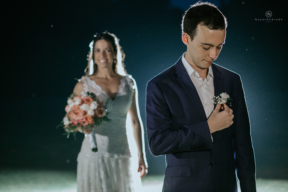 casamento rustico no campo de dia com cerimonia no jardim do sao vicente golf club noiva linda e classica com vestido de renda sem brilho e noivo de terno azul