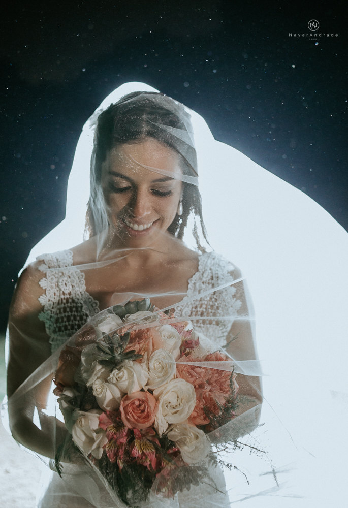 casamento rustico no campo de dia com cerimonia no jardim do sao vicente golf club noiva linda e classica com vestido de renda sem brilho e noivo de terno azul