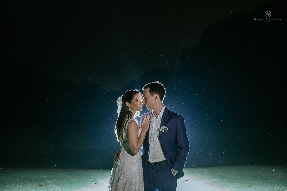 casamento rustico no campo de dia com cerimonia no jardim do sao vicente golf club noiva linda e classica com vestido de renda sem brilho e noivo de terno azul