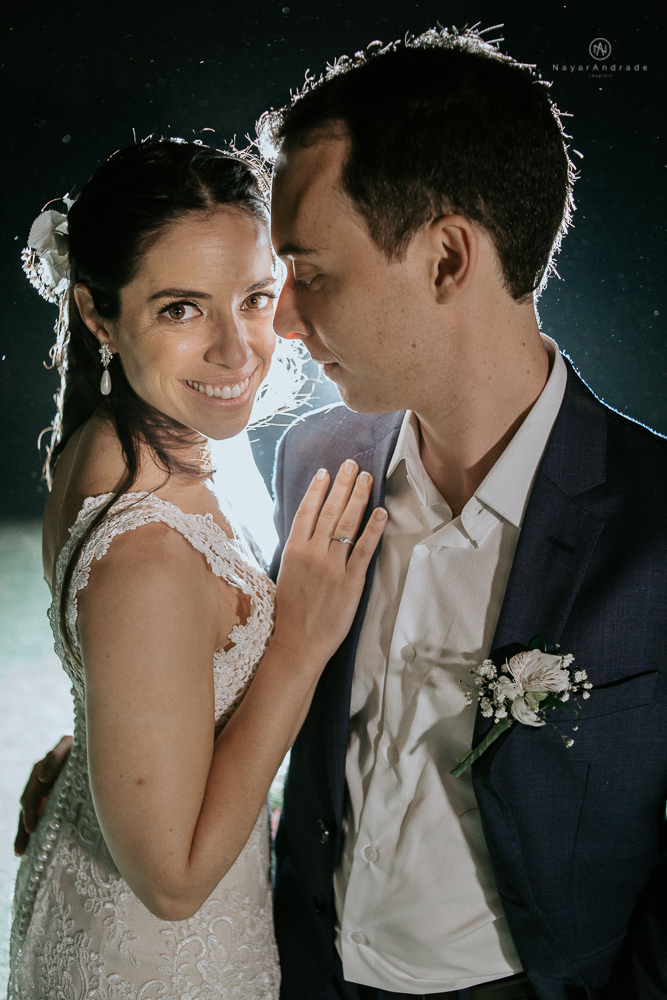 casamento rustico no campo de dia com cerimonia no jardim do sao vicente golf club noiva linda e classica com vestido de renda sem brilho e noivo de terno azul