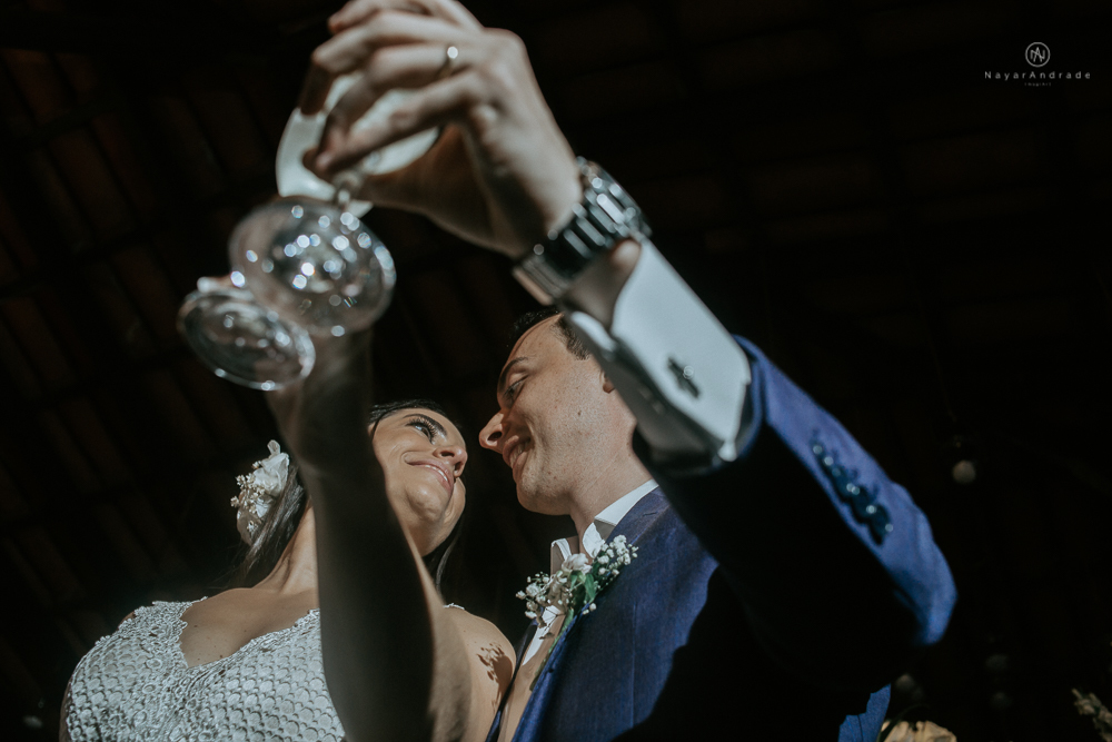 casamento rustico no campo de dia com cerimonia no jardim do sao vicente golf club noiva linda e classica com vestido de renda sem brilho e noivo de terno azul