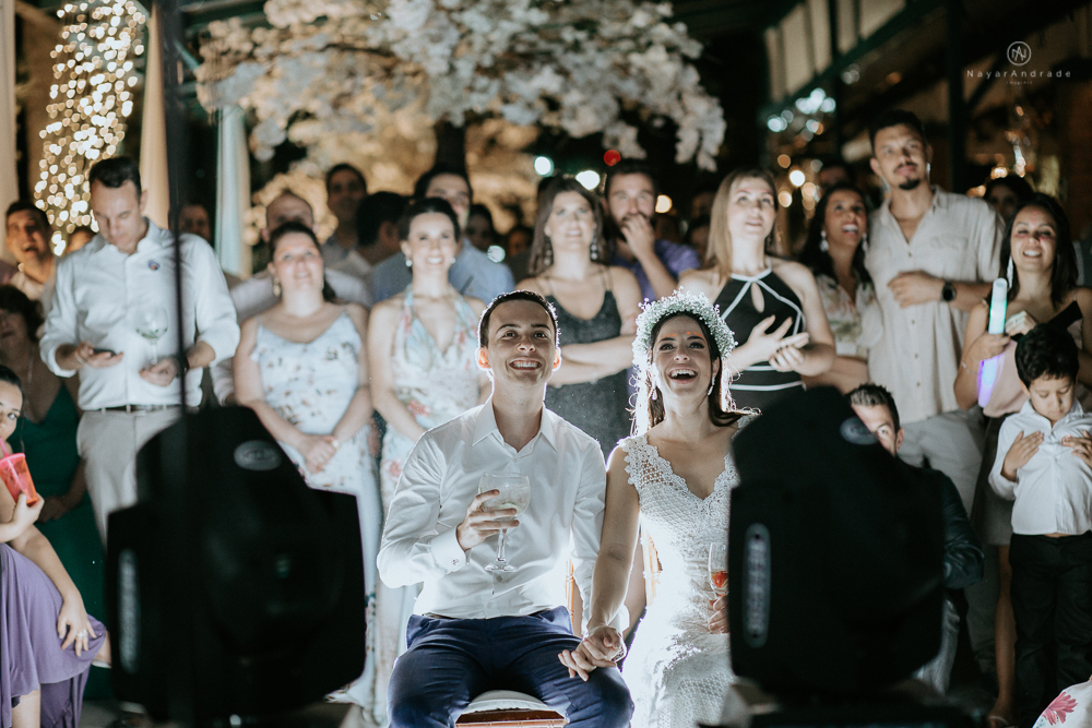 casamento rustico no campo de dia com cerimonia no jardim do sao vicente golf club noiva linda e classica com vestido de renda sem brilho e noivo de terno azul