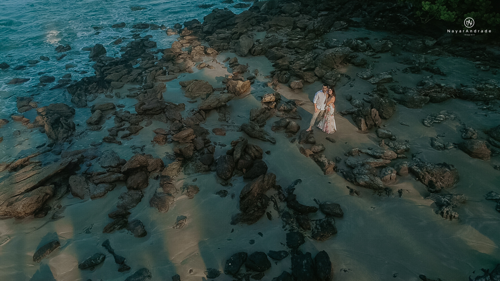 ensaio casal pre wedding feito na praia do guaruja de modo artistico diferente e emocionante fotos romanticas divertidas e sensuais feitas na agua  com drone 