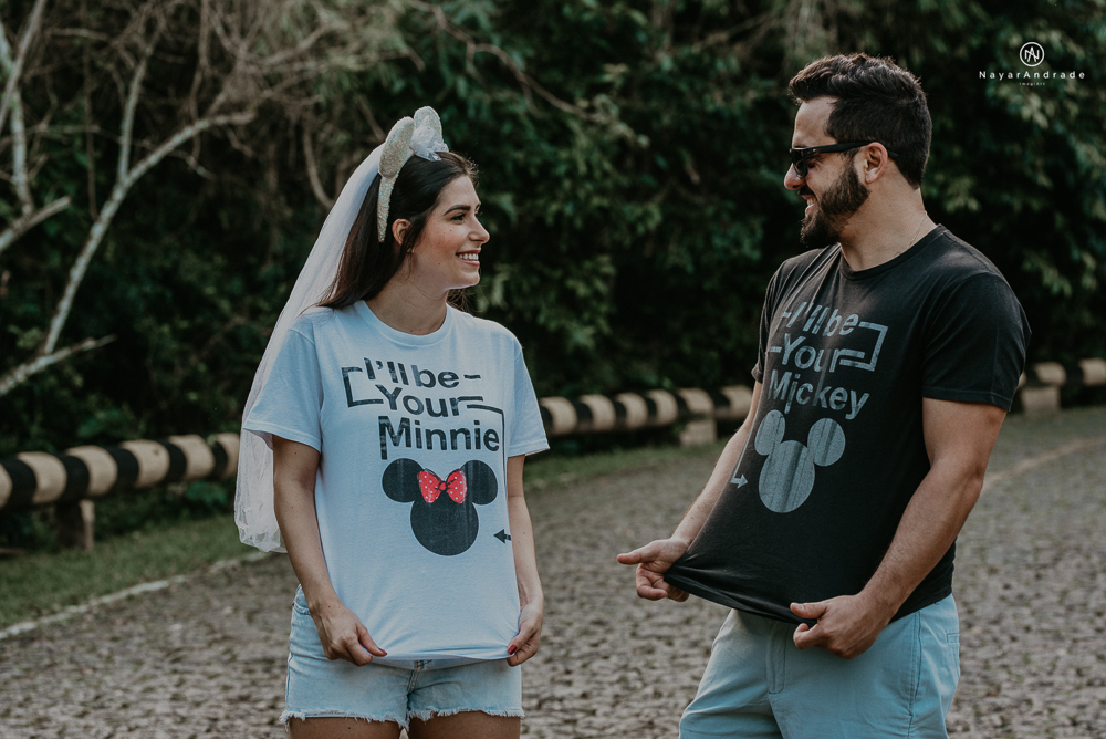 ensaio casal pre wedding feito na praia do guaruja de modo artistico diferente e emocionante fotos romanticas divertidas e sensuais feitas na agua  com drone 