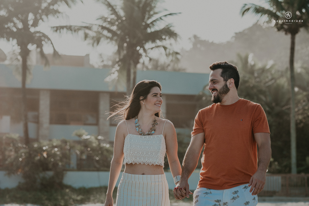 ensaio casal pre wedding feito na praia do guaruja de modo artistico diferente e emocionante fotos romanticas divertidas e sensuais feitas na agua  com drone 