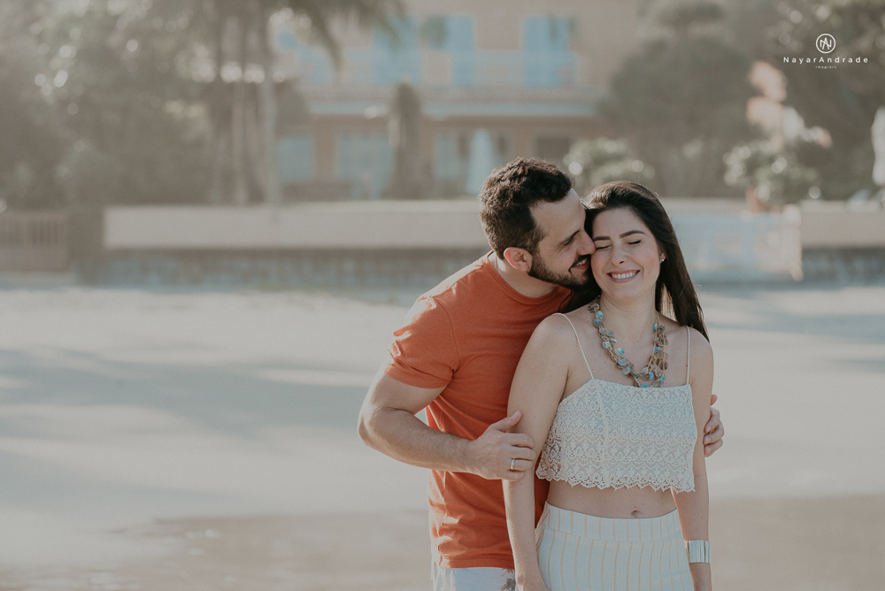 ensaio casal pre wedding feito na praia do guaruja de modo artistico diferente e emocionante fotos romanticas divertidas e sensuais feitas na agua  com drone 