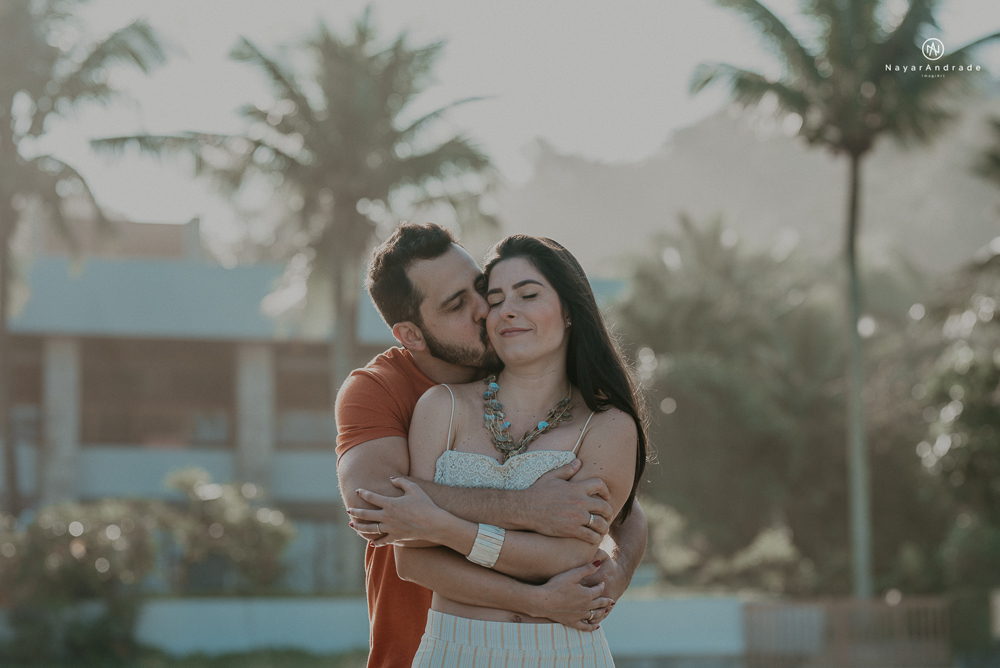 ensaio casal pre wedding feito na praia do guaruja de modo artistico diferente e emocionante fotos romanticas divertidas e sensuais feitas na agua  com drone 