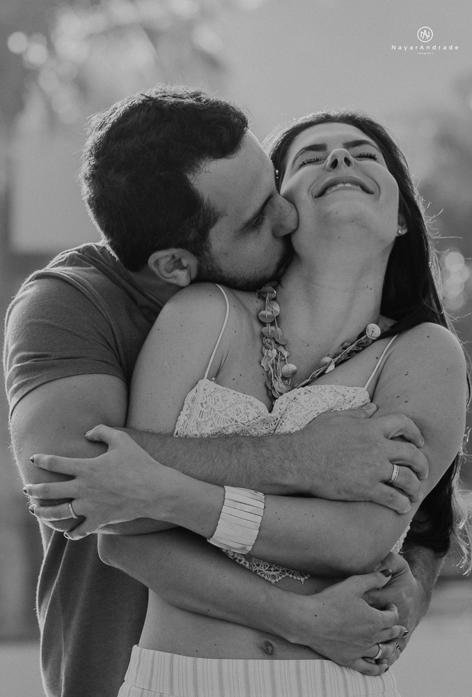 ensaio casal pre wedding feito na praia do guaruja de modo artistico diferente e emocionante fotos romanticas divertidas e sensuais feitas na agua  com drone 