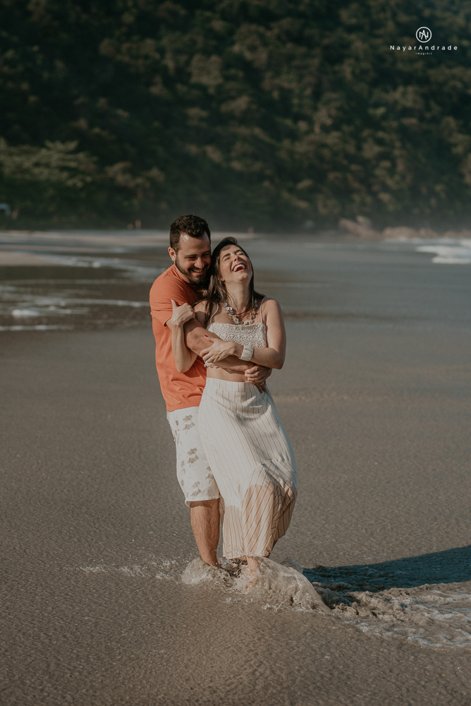 ensaio casal pre wedding feito na praia do guaruja de modo artistico diferente e emocionante fotos romanticas divertidas e sensuais feitas na agua  com drone 