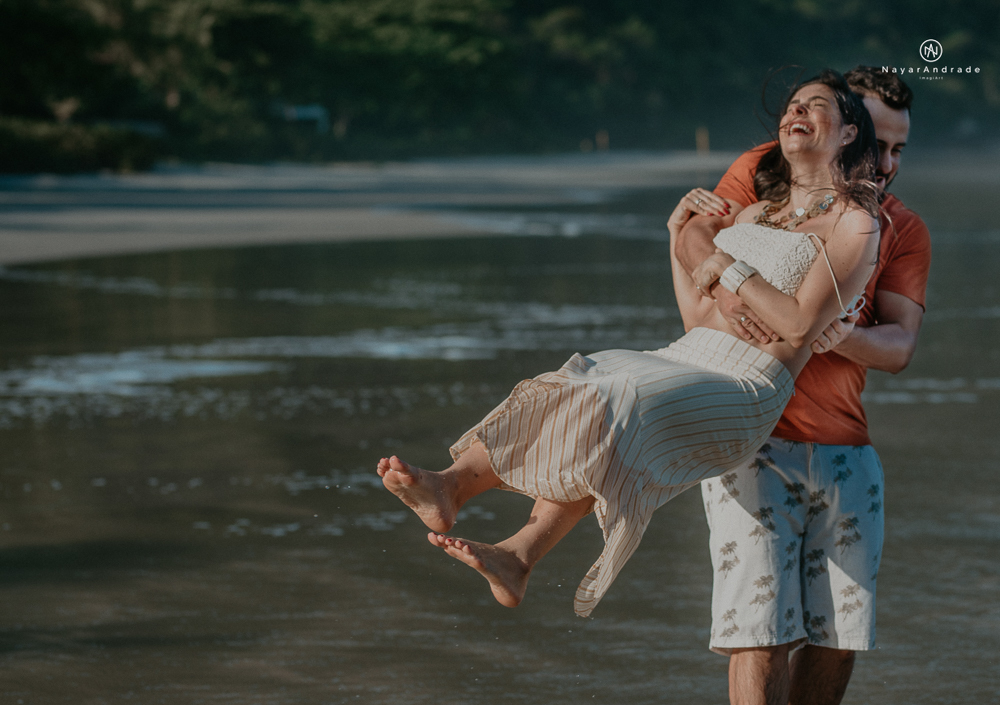 ensaio casal pre wedding feito na praia do guaruja de modo artistico diferente e emocionante fotos romanticas divertidas e sensuais feitas na agua  com drone 