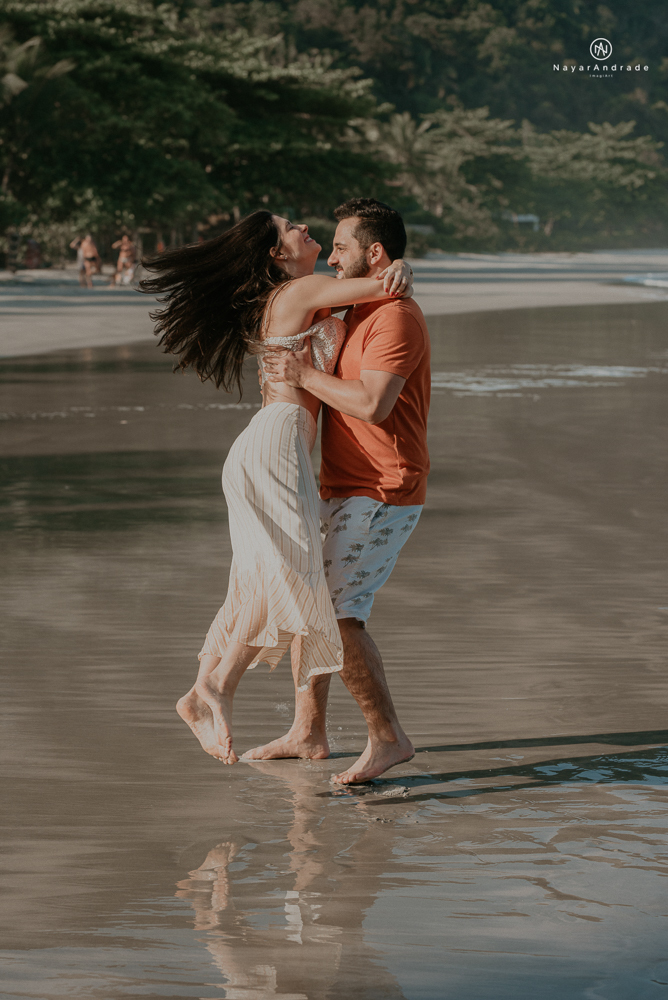 ensaio casal pre wedding feito na praia do guaruja de modo artistico diferente e emocionante fotos romanticas divertidas e sensuais feitas na agua  com drone 