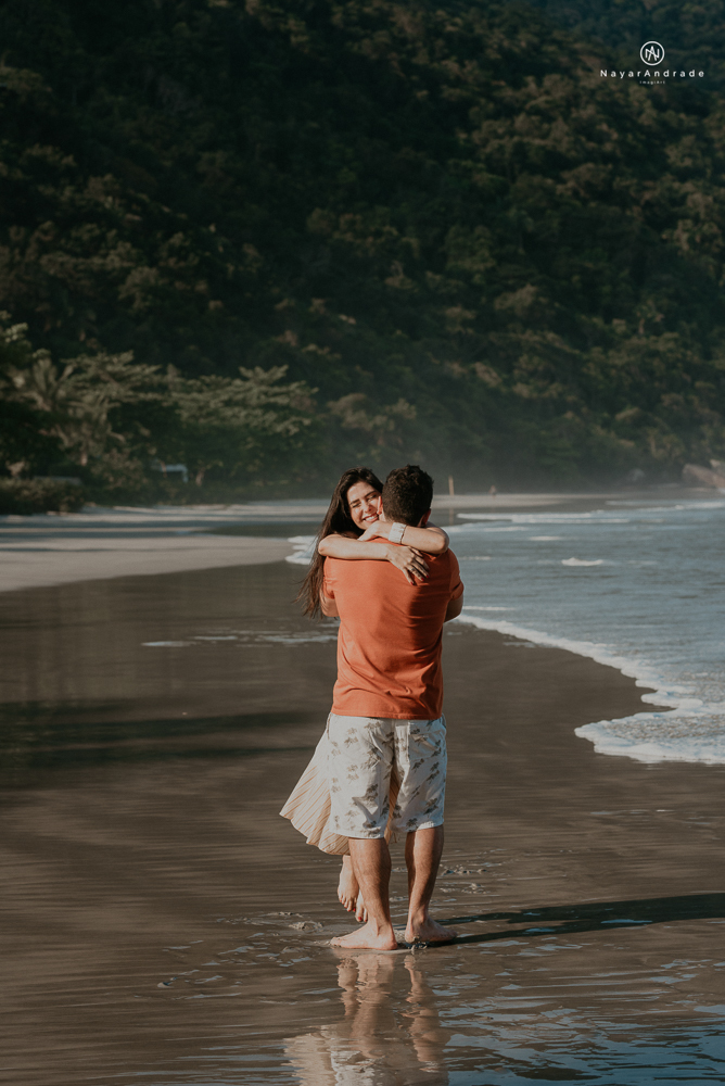 ensaio casal pre wedding feito na praia do guaruja de modo artistico diferente e emocionante fotos romanticas divertidas e sensuais ensaio casal pre wedding feito na praia do guaruja de modo artistico diferente e emocionante fotoseitas na agua  com drone 
