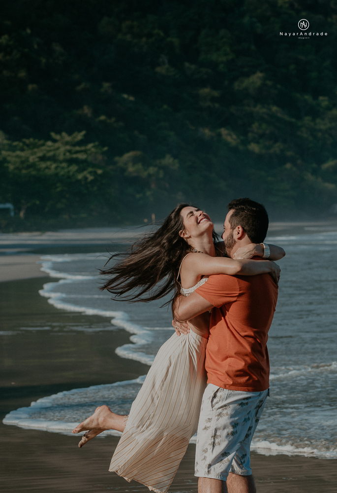 ensaio casal pre wedding feito na praia do guaruja de modo artistico diferente e emocionante fotos romanticas divertidas e sensuais feitas na agua  com drone 