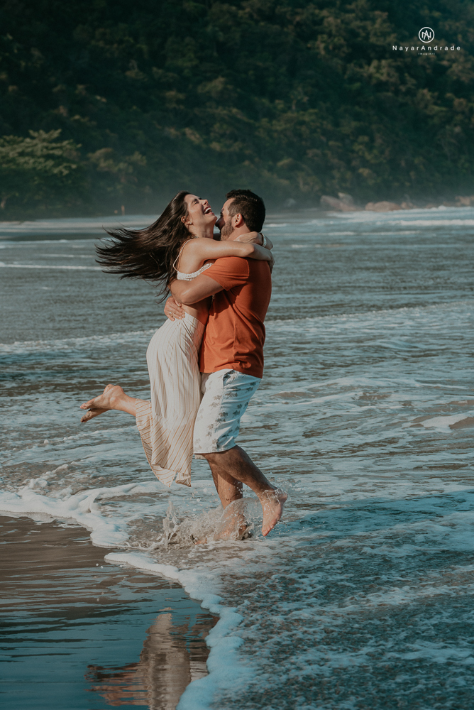 ensaio casal pre wedding feito na praia do guaruja de modo artistico diferente e emocionante fotos romanticas divertidas e sensuais feitas na agua  com drone 