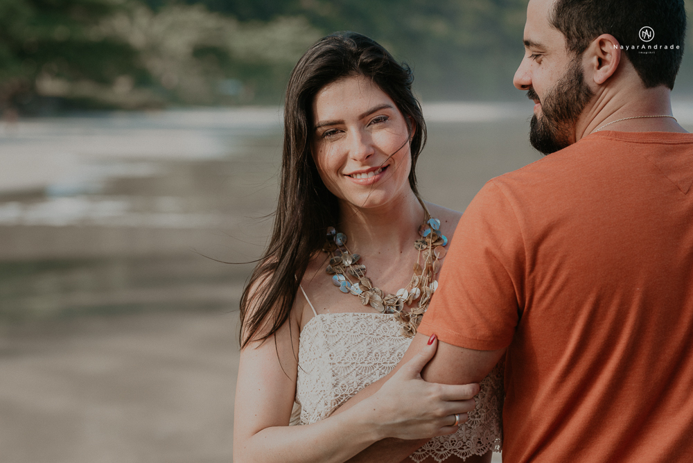 ensaio casal pre wedding feito na praia do guaruja de modo artistico diferente e emocionante fotos romanticas divertidas e sensuais feitas na agua  com drone 