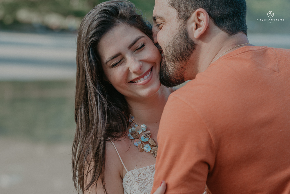 ensaio casal pre wedding feito na praia do guaruja de modo artistico diferente e emocionante fotos romanticas divertidas e sensuais feitas na agua  com drone 
