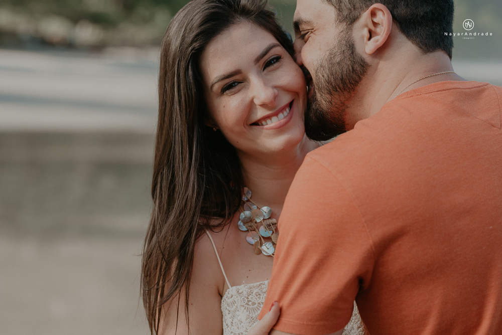 ensaio casal pre wedding feito na praia do guaruja de modo artistico diferente e emocionante fotos romanticas divertidas e sensuais feitas na agua  com drone 