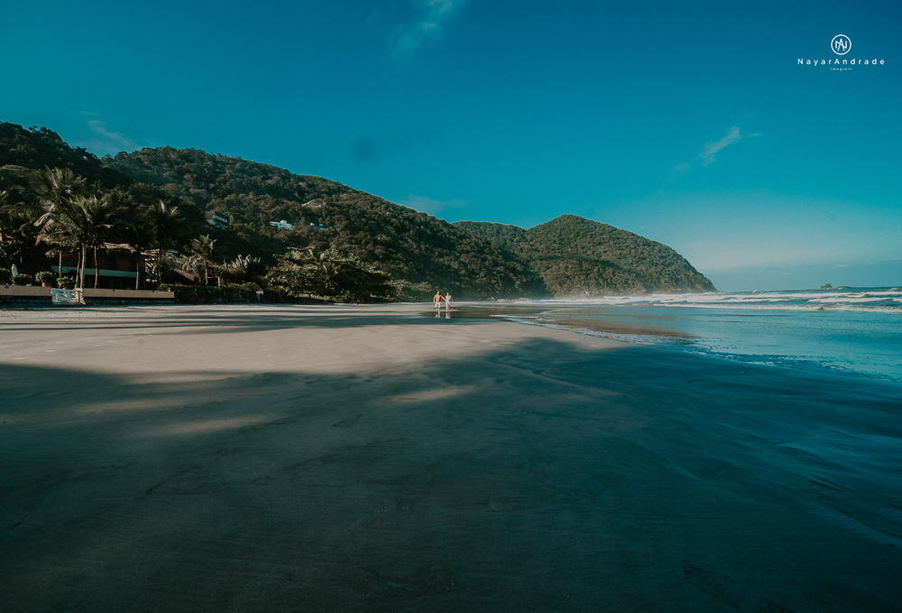 ensaio casal pre wedding feito na praia do guaruja de modo artistico diferente e emocionante fotos romanticas divertidas e sensuais feitas na agua  com drone 