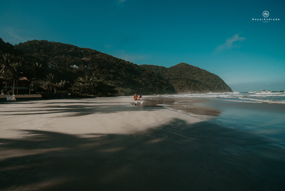 ensaio casal pre wedding feito na praia do guaruja de modo artistico diferente e emocionante fotos romanticas divertidas e sensuais feitas na agua  com drone 