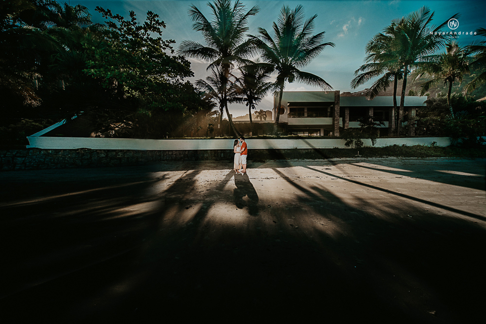ensaio casal pre wedding feito na praia do guaruja de modo artistico diferente e emocionante fotos romanticas divertidas e sensuais feitas na agua  com drone 