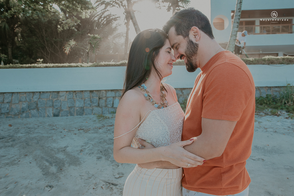 ensaio casal pre wedding feito na praia do guaruja de modo artistico diferente e emocionante fotos romanticas divertidas e sensuais feitas na agua  com drone 