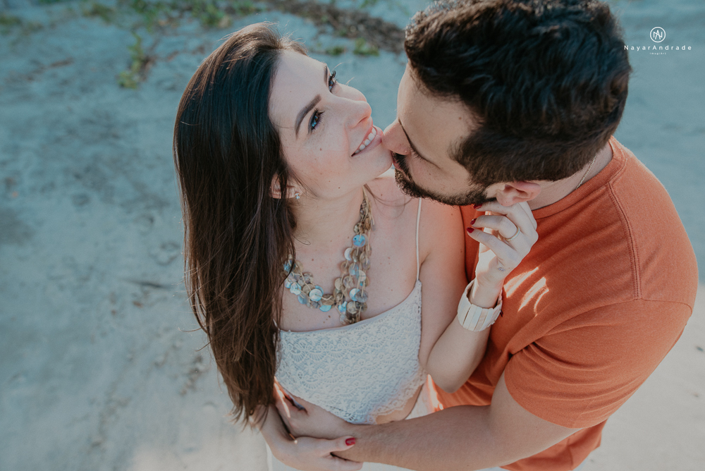 ensaio casal pre wedding feito na praia do guaruja de modo artistico diferente e emocionante fotos romanticas divertidas e sensuais feitas na agua  com drone 