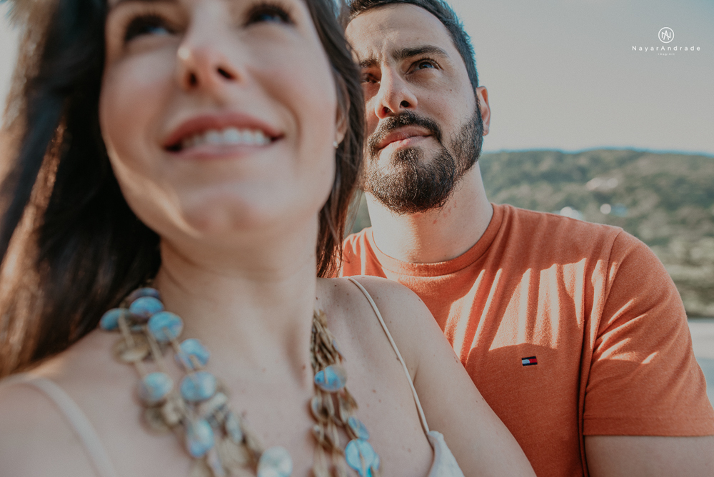 ensaio casal pre wedding feito na praia do guaruja de modo artistico diferente e emocionante fotos romanticas divertidas e sensuais feitas na agua  com drone 