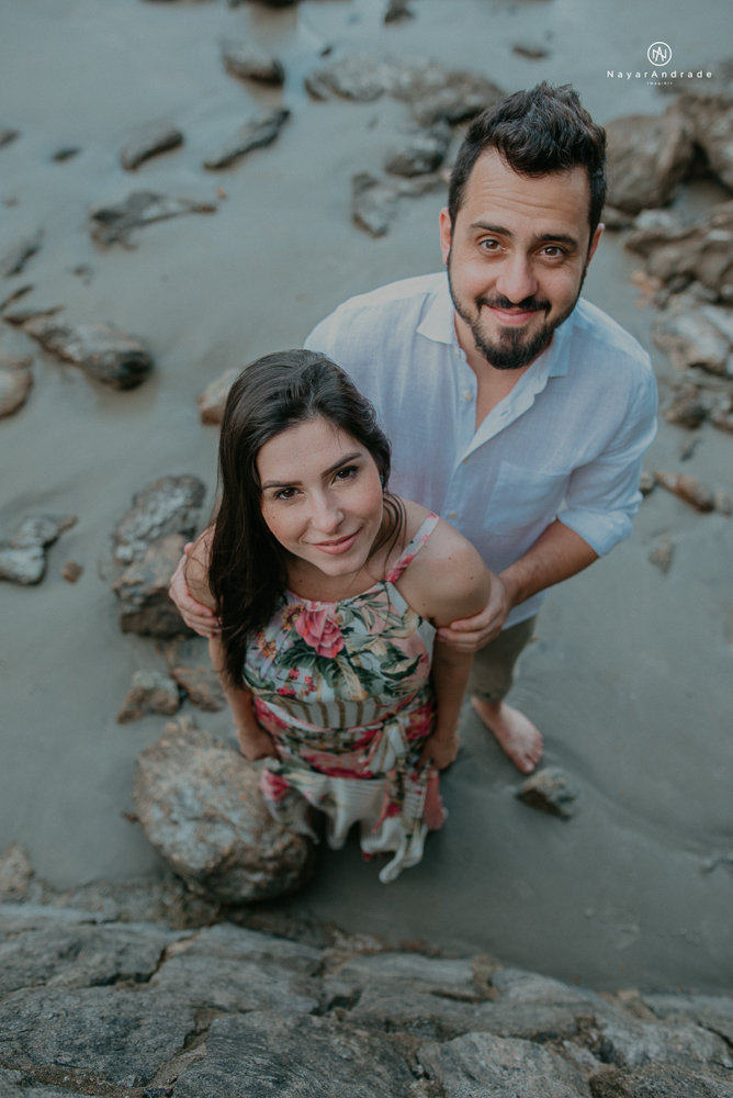 ensaio casal pre wedding feito na praia do guaruja de modo artistico diferente e emocionante fotos romanticas divertidas e sensuais feitas na agua  com drone 