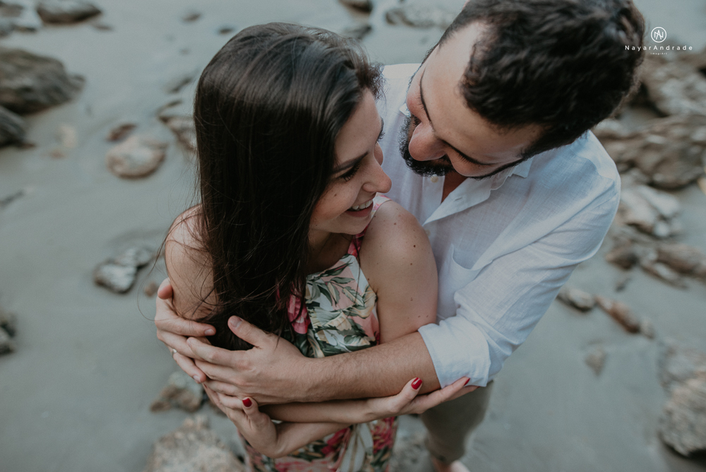 ensaio casal pre wedding feito na praia do guaruja de modo artistico diferente e emocionante fotos romanticas divertidas e sensuais feitas na agua  com drone 