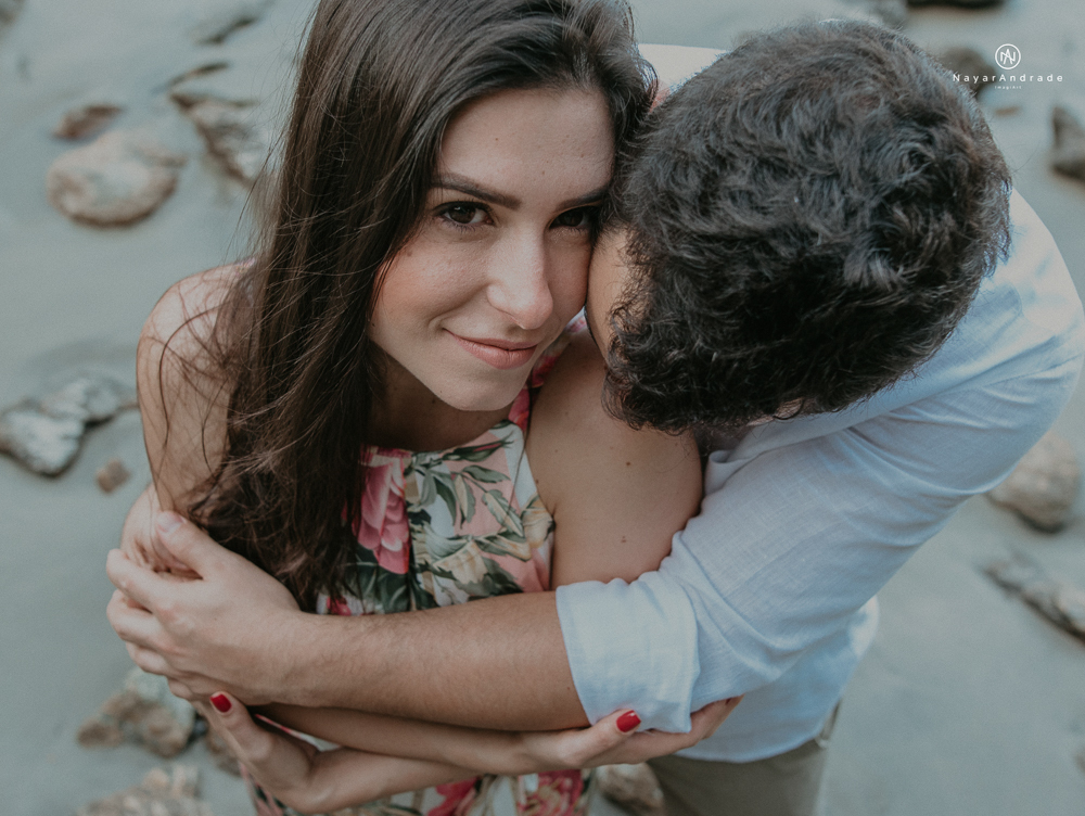 ensaio casal pre wedding feito na praia do guaruja de modo artistico diferente e emocionante fotos romanticas divertidas e sensuais feitas na agua  com drone 