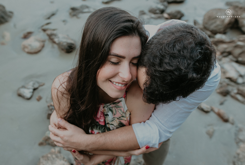 ensaio casal pre wedding feito na praia do guaruja de modo artistico diferente e emocionante fotos romanticas divertidas e sensuais feitas na agua  com drone 