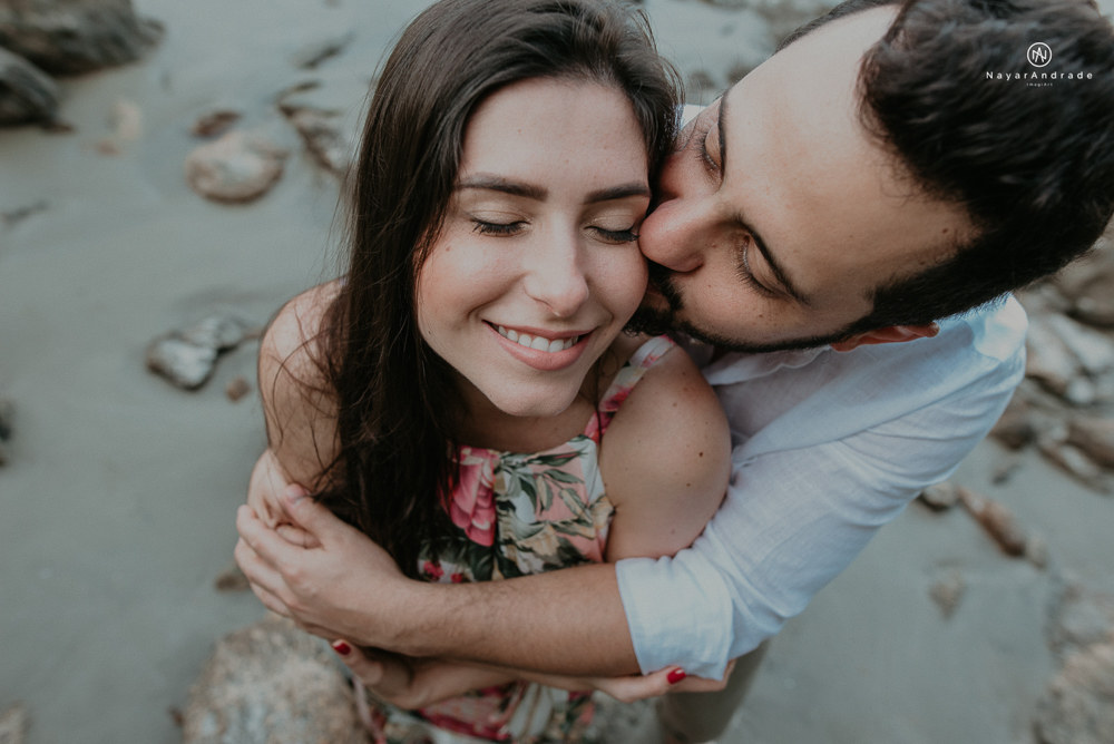 ensaio casal pre wedding feito na praia do guaruja de modo artistico diferente e emocionante fotos romanticas divertidas e sensuais feitas na agua  com drone 