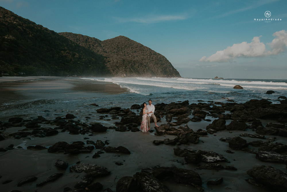 ensaio casal pre wedding feito na praia do guaruja de modo artistico diferente e emocionante fotos romanticas divertidas e sensuais feitas na agua  com drone 