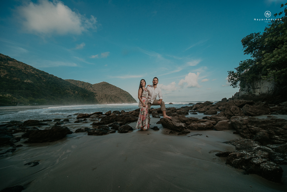 ensaio casal pre wedding feito na praia do guaruja de modo artistico diferente e emocionante fotos romanticas divertidas e sensuais feitas na agua  com drone 