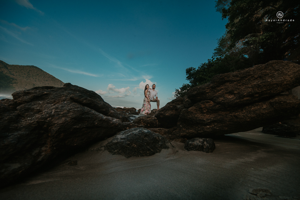 ensaio casal pre wedding feito na praia do guaruja de modo artistico diferente e emocionante fotos romanticas divertidas e sensuais feitas na agua  com drone 