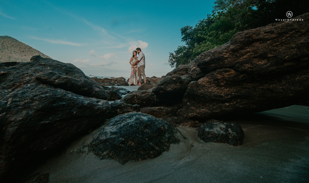 ensaio casal pre wedding feito na praia do guaruja de modo artistico diferente e emocionante fotos romanticas divertidas e sensuais feitas na agua  com drone 