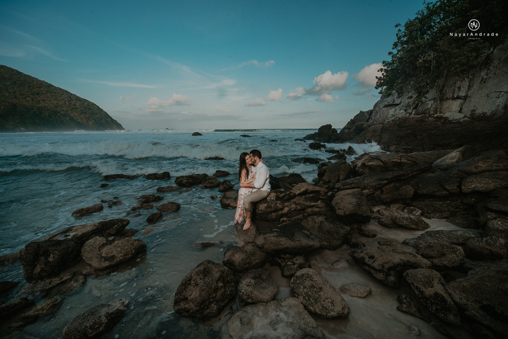 ensaio casal pre wedding feito na praia do guaruja de modo artistico diferente e emocionante fotos romanticas divertidas e sensuais feitas na agua  com drone 