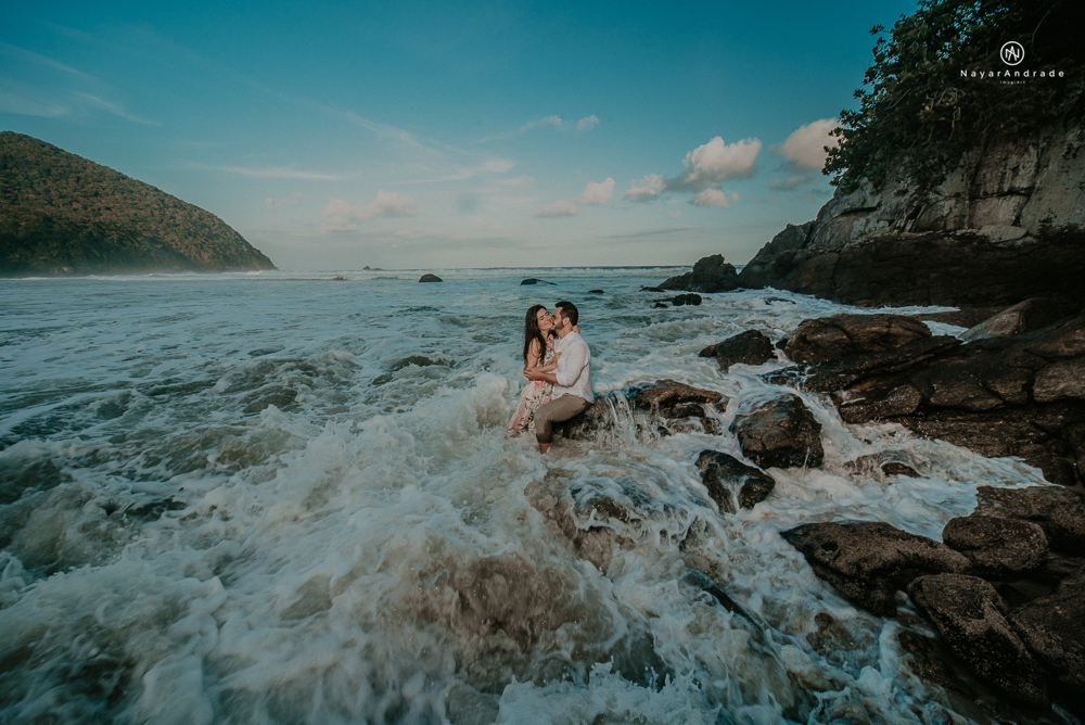 ensaio casal pre wedding feito na praia do guaruja de modo artistico diferente e emocionante fotos romanticas divertidas e sensuais feitas na agua  com drone 