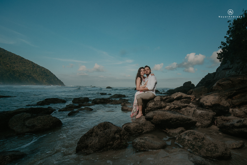 ensaio casal pre wedding feito na praia do guaruja de modo artistico diferente e emocionante fotos romanticas divertidas e sensuais feitas na agua  com drone 