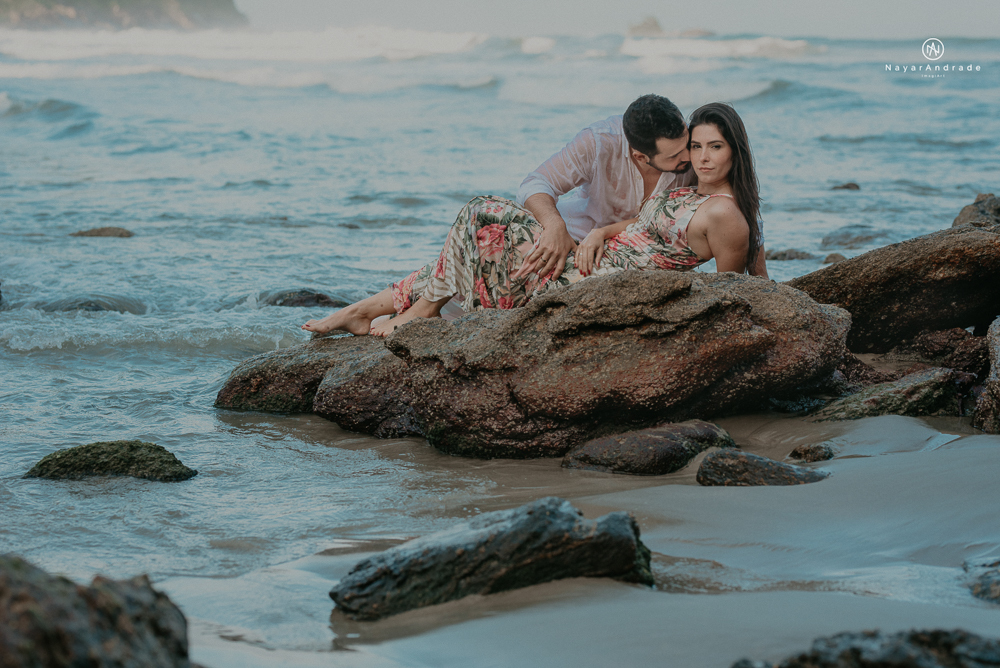 ensaio casal pre wedding feito na praia do guaruja de modo artistico diferente e emocionante fotos romanticas divertidas e sensuais feitas na agua  com drone 