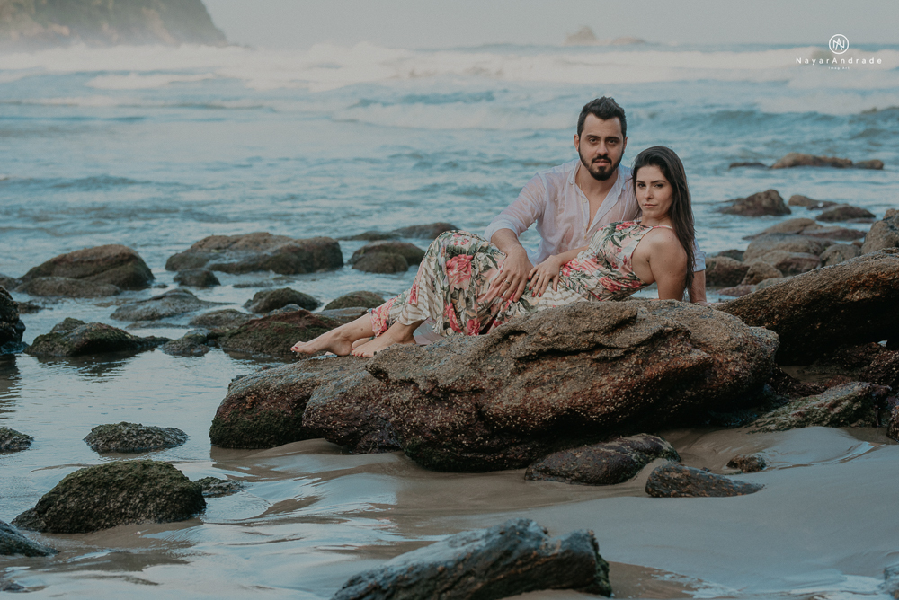 ensaio casal pre wedding feito na praia do guaruja de modo artistico diferente e emocionante fotos romanticas divertidas e sensuais feitas na agua  com drone 